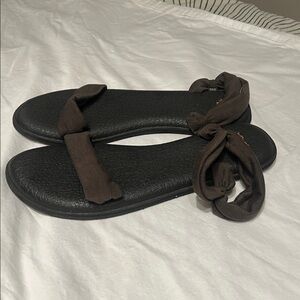 Sanuk Yoga Duet Brown Sandals 11 NWOT